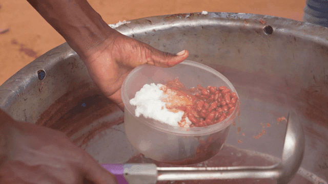 콩과 죽이 담긴 아프리카 음식