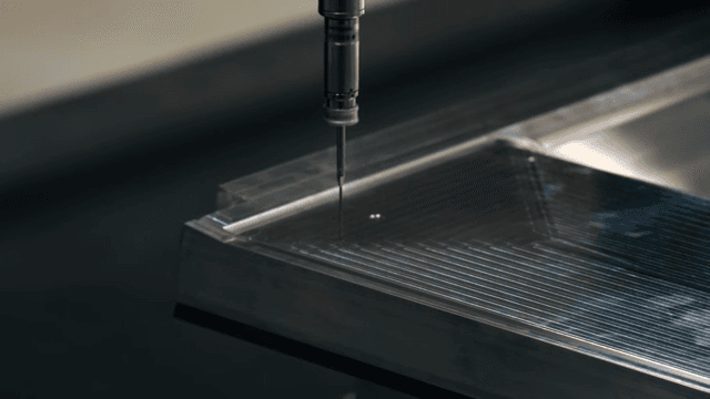 금속 표면 위에서 움직이는 기계