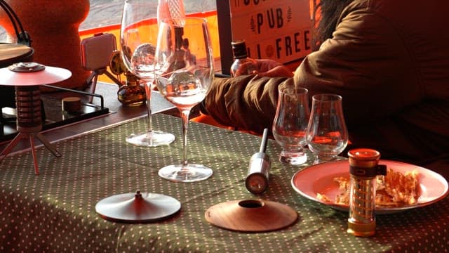 텐트 안의 아늑한 테이블 위를 꾸미는 캠핑 장비와 식기