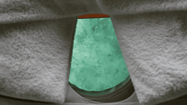 좁은 틈새로 보이는 터키색 물