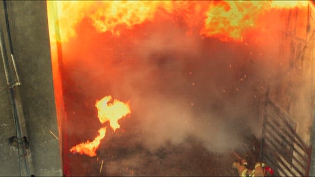 대규모 건물 화재를 진압하다 쓰러지는 소방관들