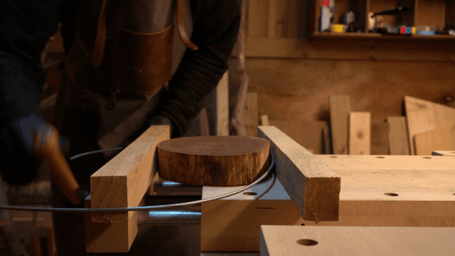 작업장에서 나무에 바이스를 체우는 목공