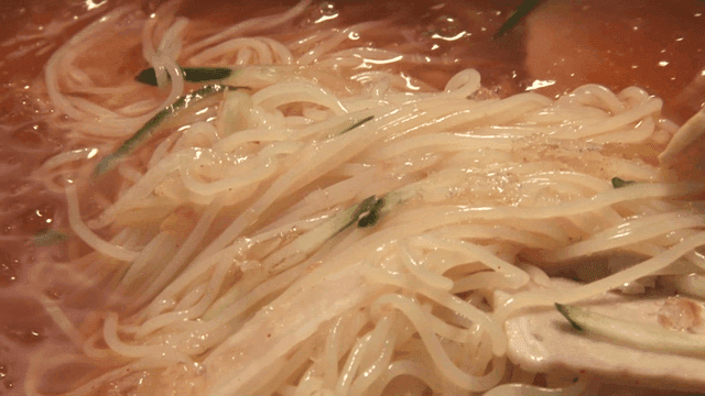 육수에 닭고기가 얹어진 밀면