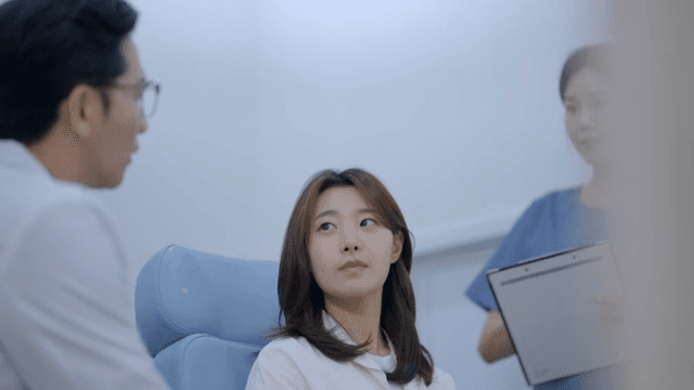 의사에게 검사 결과에 대해 설명 받는 환자