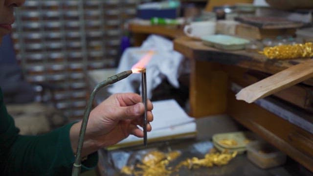 공방에서 보석을 세공하는 장인