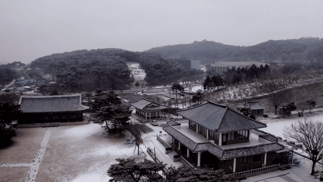 눈 덮인 풍경 속 전통 한국 건물