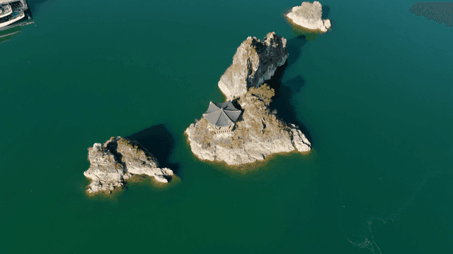 바위 섬 위의 전통 정자