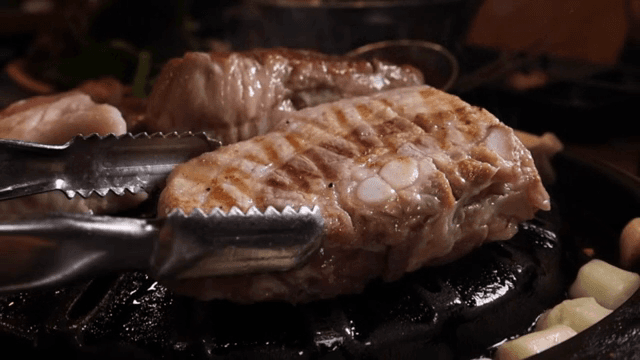 뜨거운 그릴 위에 삼겹살 굽기