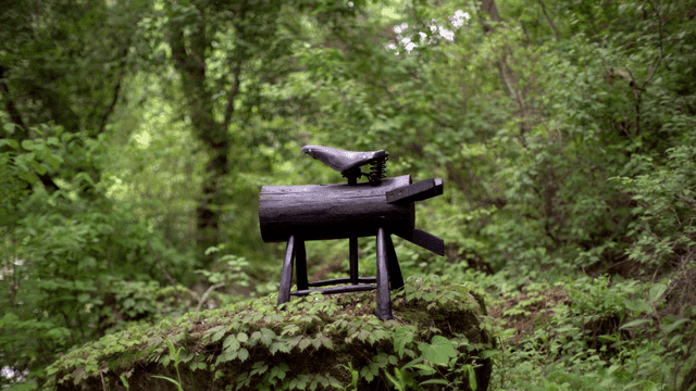 푸른 숲 속의 나무 조각상