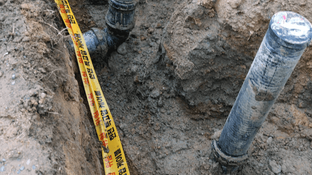 노출된 파이프가 있는 공사 현장