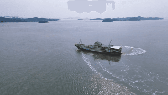 고요한 바다를 항해하는 배