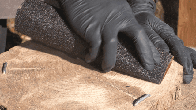 정교하게 나무 표면을 샌딩하는 모습