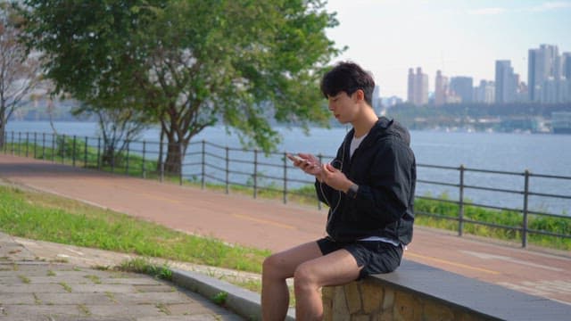 강변에서 음악을 듣는 남자