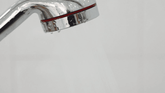 샤워기에서 흐르는 물