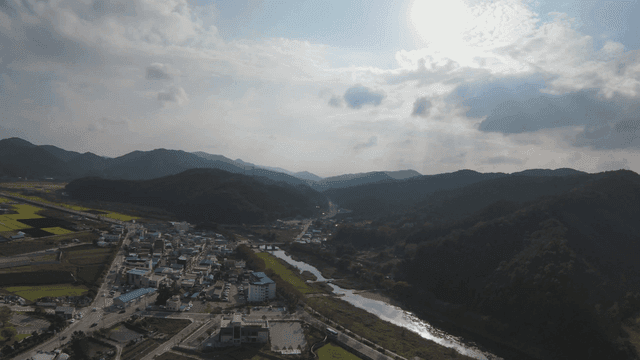 산으로 둘러싸인 시골 마을