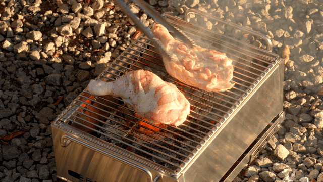 휴대용 바비큐에서 닭고기 굽기