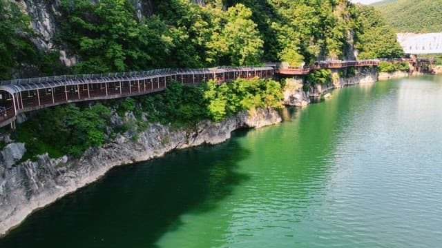 경치 좋은 강변 산책로와 고요한 강