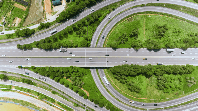 녹지 주변의 고속도로 회전 나들목 항공 뷰