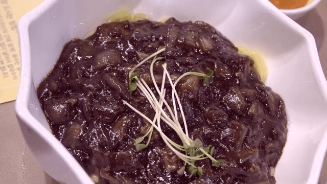 흰 그릇에 담긴 짜장면