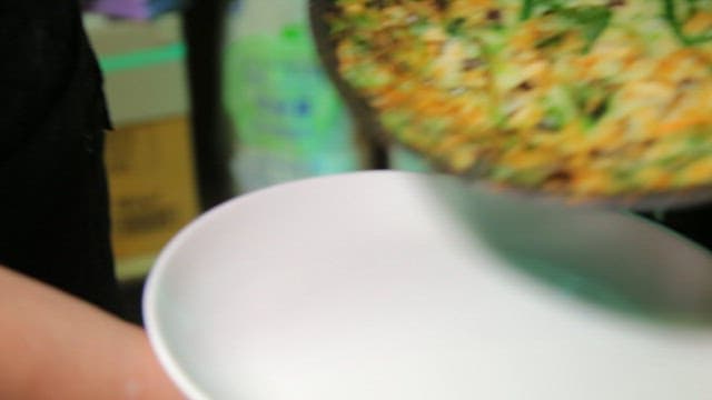 접시에 담기는 바삭한 파전