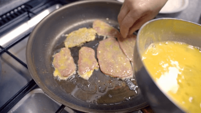 계란물을 입혀서 프라이팬에 굽는 고기