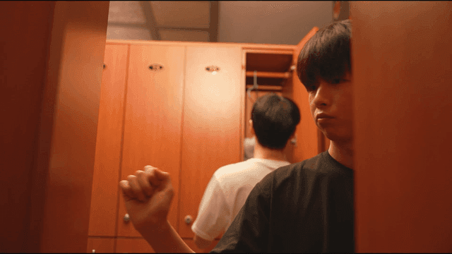 락커룸에 있는 두 젊은 남성