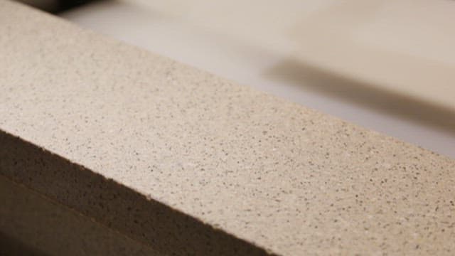 고급 카운터에 놓인 정갈한 초밥 플래터