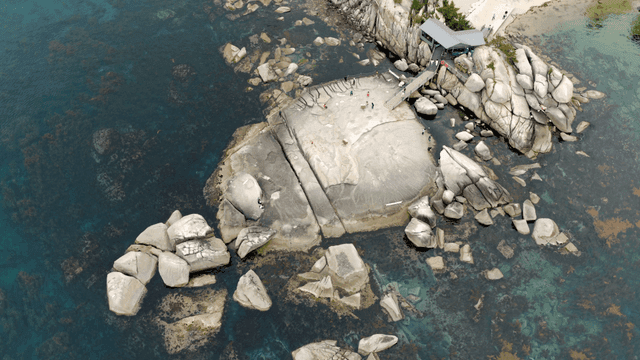 맑은 물이 있는 바위 해안 지역