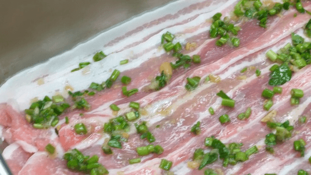 파와 함께 양념된 삼겹살