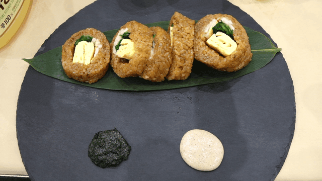접시에 소스를 곁들인 약밥 김밥