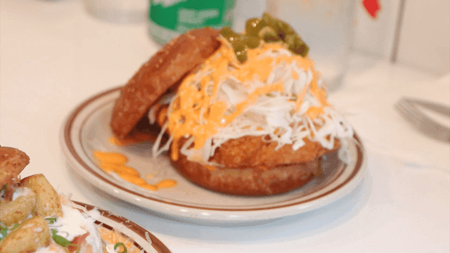 접시에 토핑이 올려진 맛있는 버거