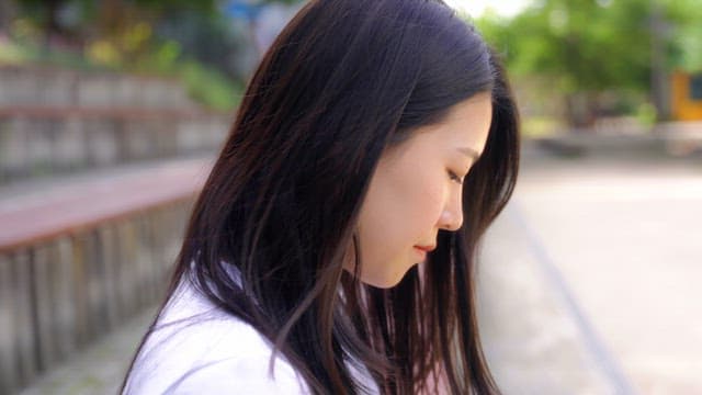 계단에 앉아 미소 짓는 여성