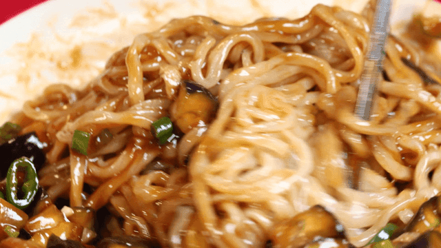 Jajangmyeon mixed with vegetables and sauce