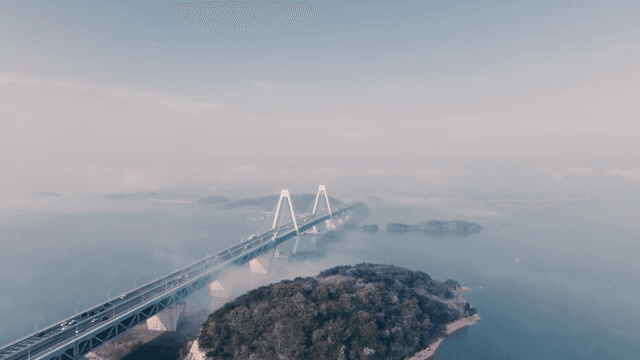 안개 낀 바다 위의 다리와 섬