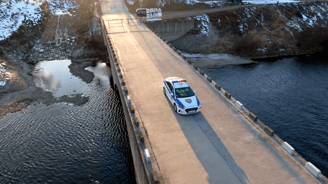 다리 위를 달리는 경찰차