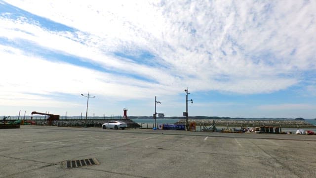 해안가 주차장 위로 펼쳐진 구름