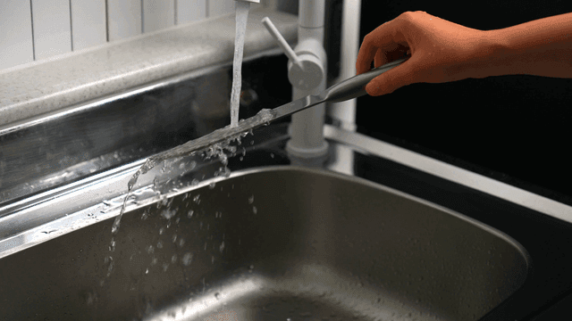 흐르는 물에 칼 세척