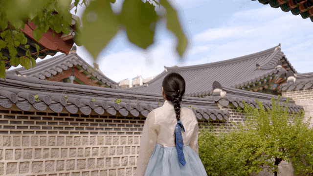 전통 한옥에 있는 한복을 입은 여성