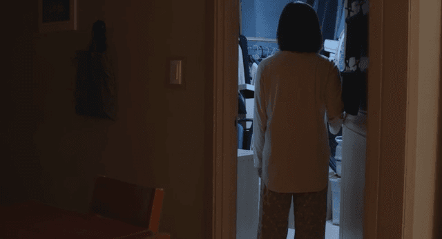 어두운 방에 들어가는 사람