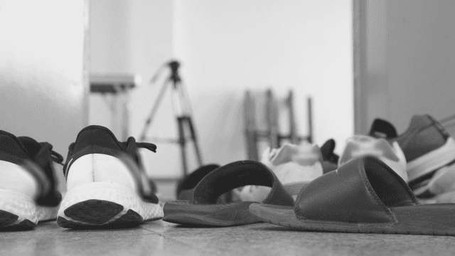 바닥에 흩어진 신발과 슬리퍼