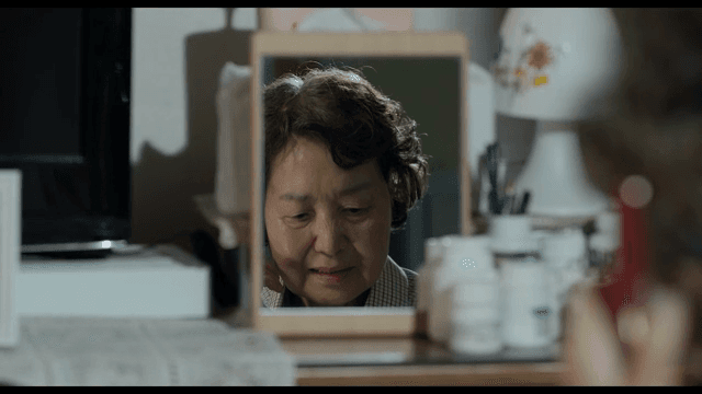 거울에 비친 통화하는 노인