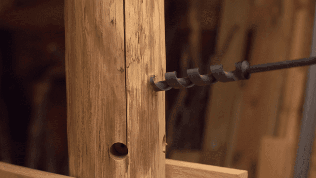 나무 기둥에 구멍을 뚫는 장면