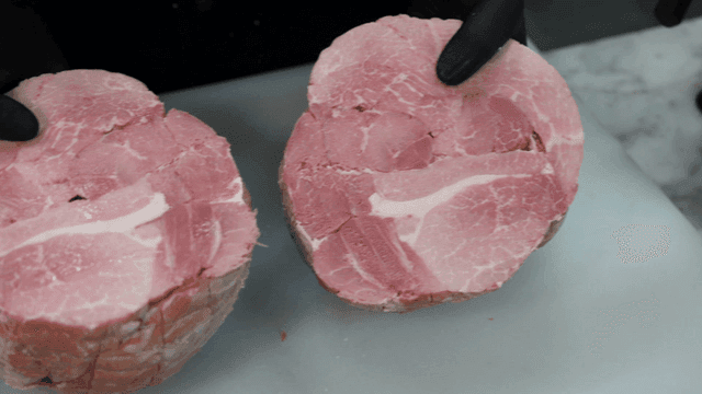 도마 위에서 준비되는 슬라이스 햄