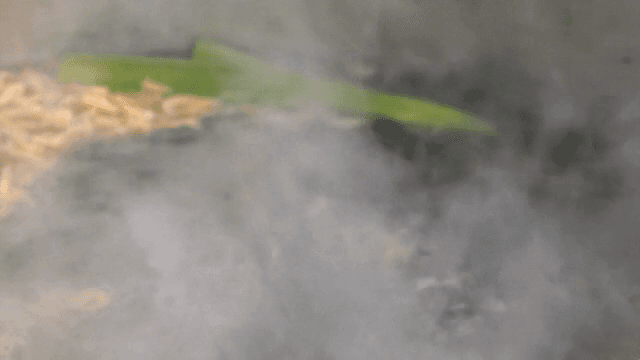 새우와 채소가 들어간 끓는 냄비