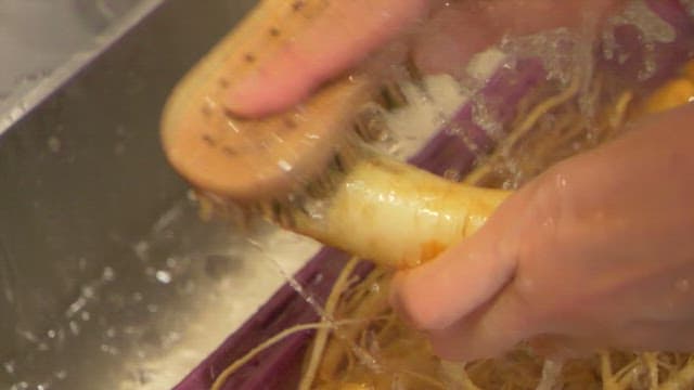 흐르는 물에 인삼을 씻는 모습