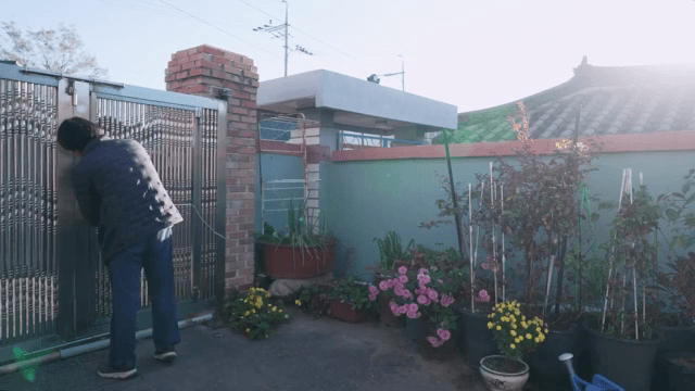 두 남자가 야외에서 대화하는 모습