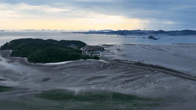 멀리 마을이 보이는 해안 풍경