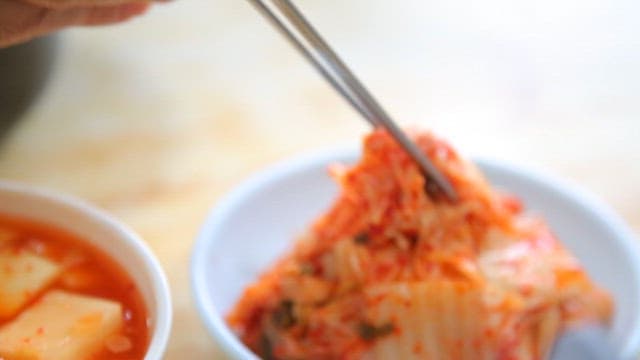 김치와 함께 제공되는 해장국