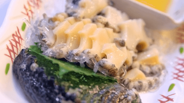 접시에 담긴 신선한 전복