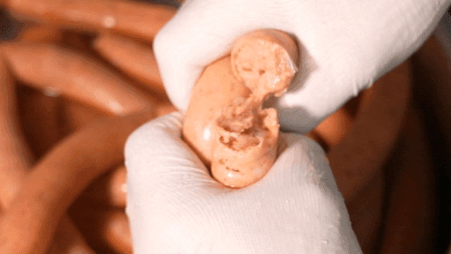 기름이 터져나오는 손으로 갈라지는 소세지